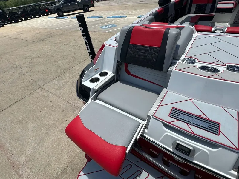 Slide: The Image of Malibu Wakesetter 25 LSV 2022 - 17