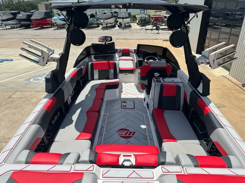 Slide: The Image of Malibu Wakesetter 25 LSV 2022 - 18