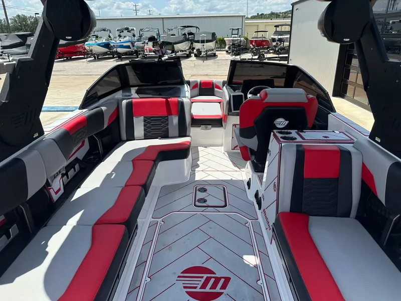 Slide: The Image of Malibu Wakesetter 25 LSV 2022 - 19