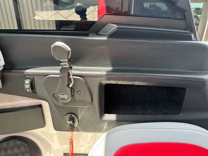 Slide: The Image of Malibu Wakesetter 25 LSV 2022 - 27