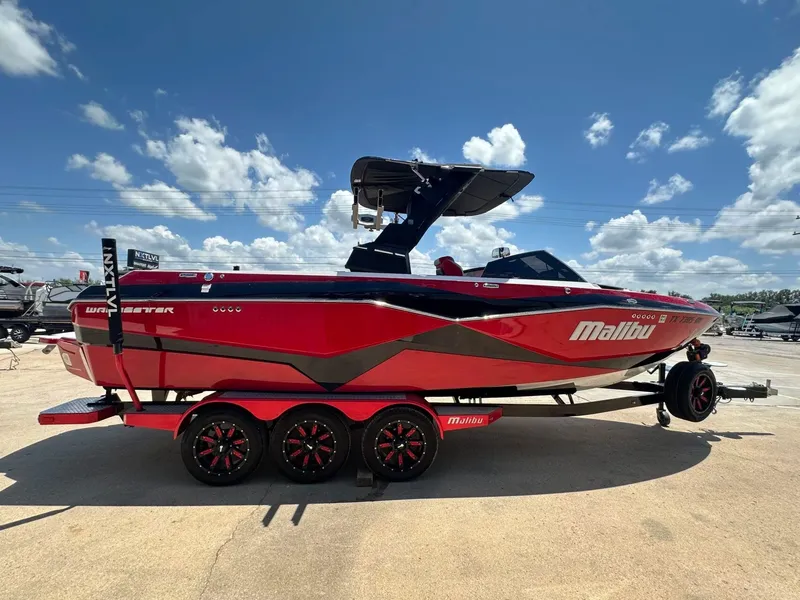 Slide: The Image of Malibu Wakesetter 25 LSV 2022 - 8