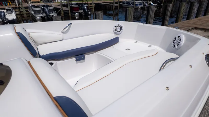 Slide: The Image of Stingray 182 SC 2026 - 13