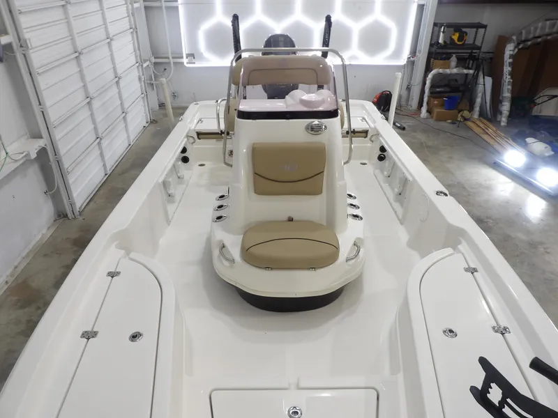 Slide: The Image of NauticStar 215XTS 2020 - 12