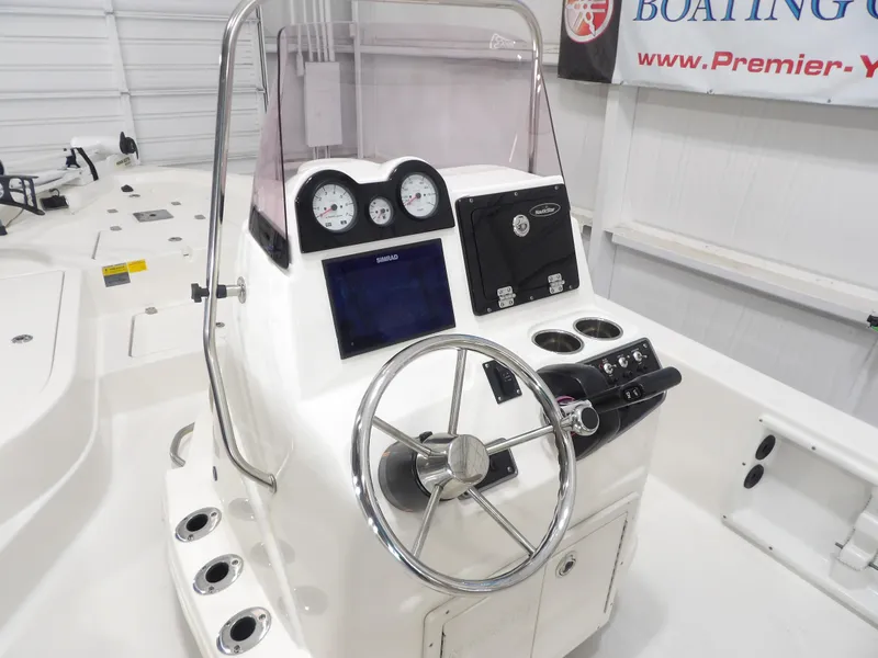 Slide: The Image of NauticStar 215XTS 2020 - 17