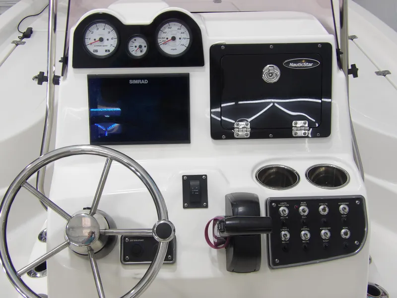 Slide: The Image of NauticStar 215XTS 2020 - 19