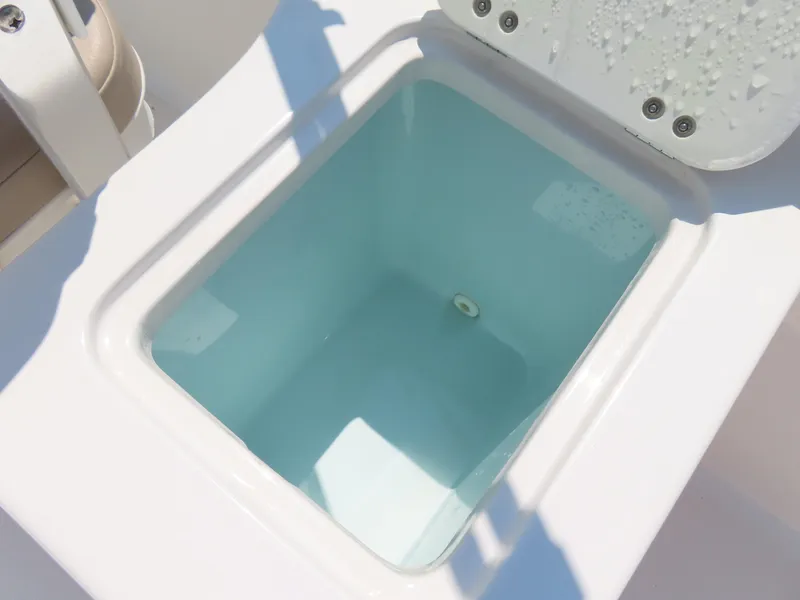 Slide: The Image of Livewell compartment on a 2013 Sea Hunt Escape 211 LE boat, filled with water. - 29