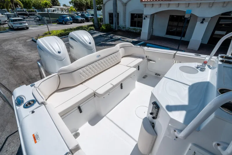 Slide: The Image of Sea Hunt Ultra 265 SE 2026 - 10