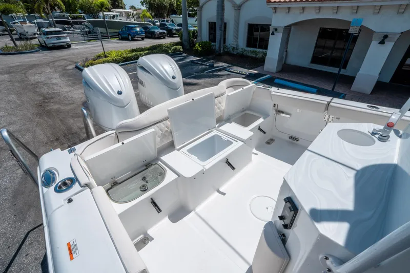 Slide: The Image of Sea Hunt Ultra 265 SE 2026 - 12