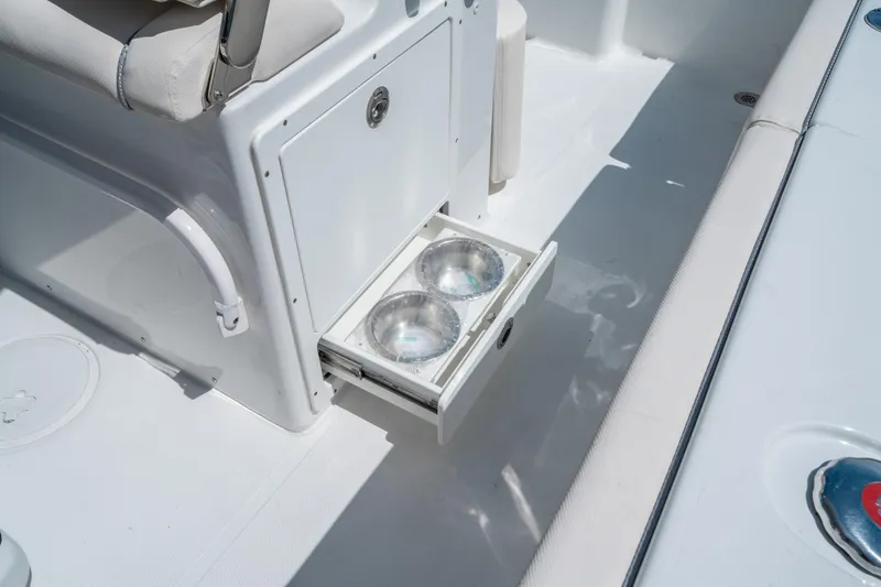 Slide: The Image of Sea Hunt Ultra 265 SE 2026 - 16