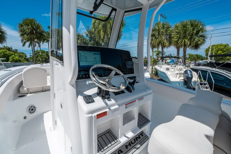 Slide: The Image of Sea Hunt Ultra 265 SE 2026 - 18