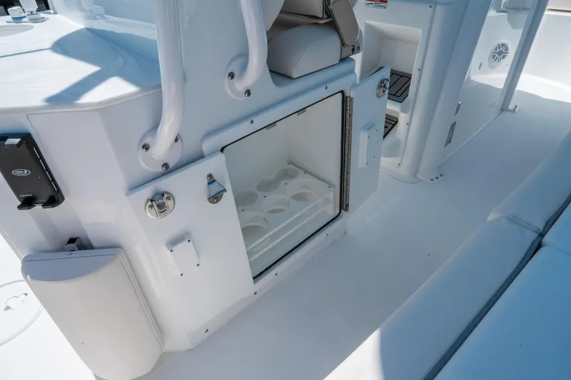 Slide: The Image of Sea Hunt Ultra 265 SE 2026 - 14