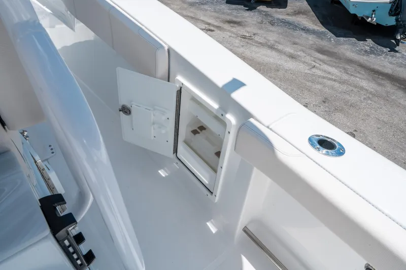 Slide: The Image of Sea Hunt Ultra 305 SE 2026 - 14