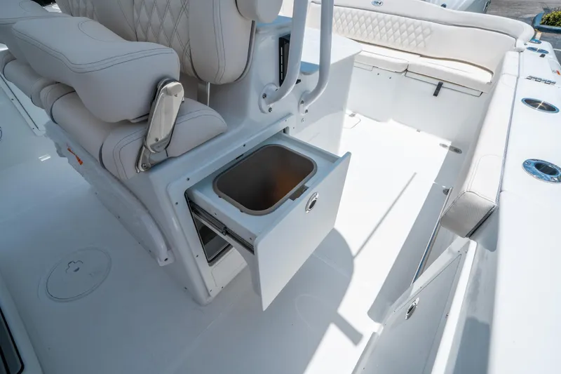 Slide: The Image of Sea Hunt Ultra 305 SE 2026 - 16