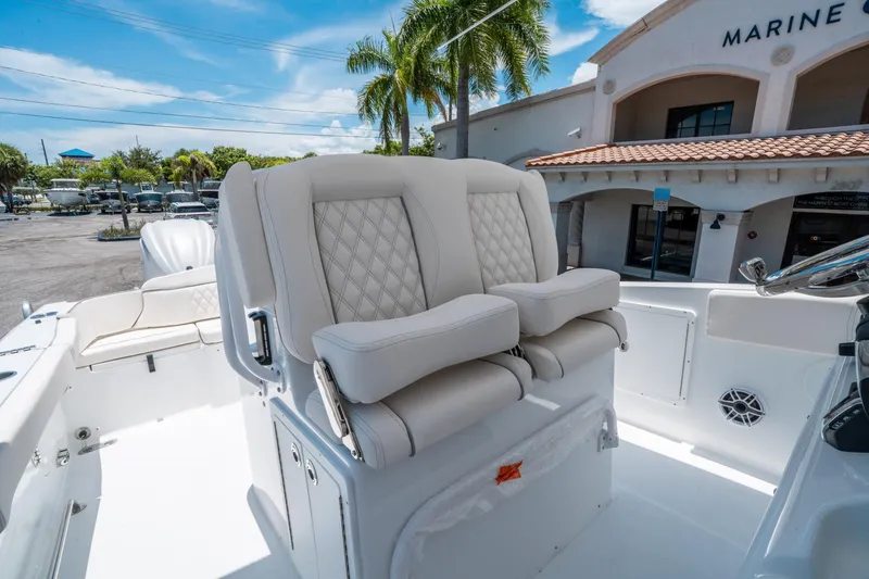 Slide: The Image of Sea Hunt Ultra 305 SE 2026 - 21