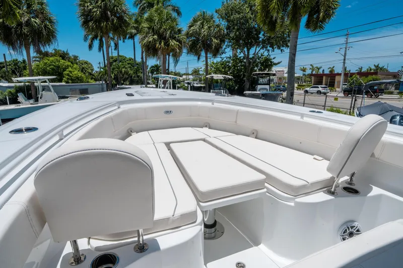 Slide: The Image of Sea Hunt Ultra 305 SE 2026 - 25