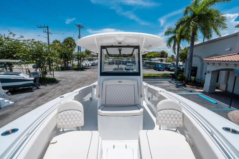 Slide: The Image of Sea Hunt Ultra 305 SE 2026 - 31