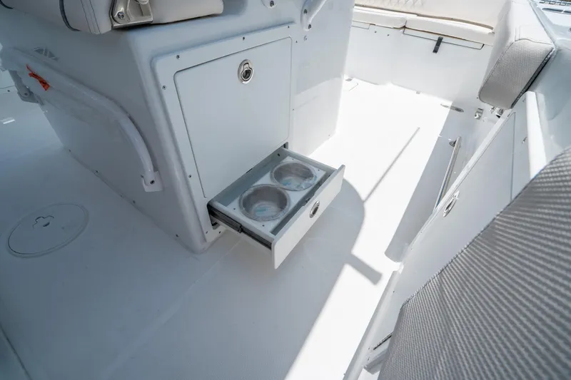 Slide: The Image of Sea Hunt Ultra 305 SE 2026 - 17