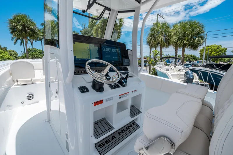 Slide: The Image of Sea Hunt Ultra 305 SE 2026 - 20