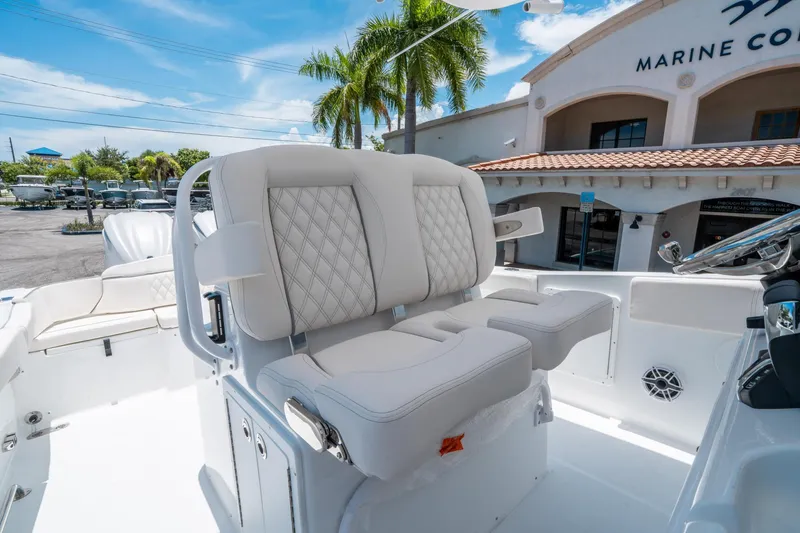 Slide: The Image of Sea Hunt Ultra 305 SE 2026 - 22