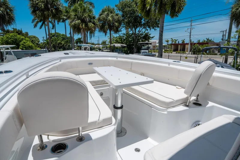 Slide: The Image of Sea Hunt Ultra 305 SE 2026 - 26