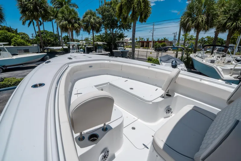 Slide: The Image of Sea Hunt Ultra 305 SE 2026 - 27