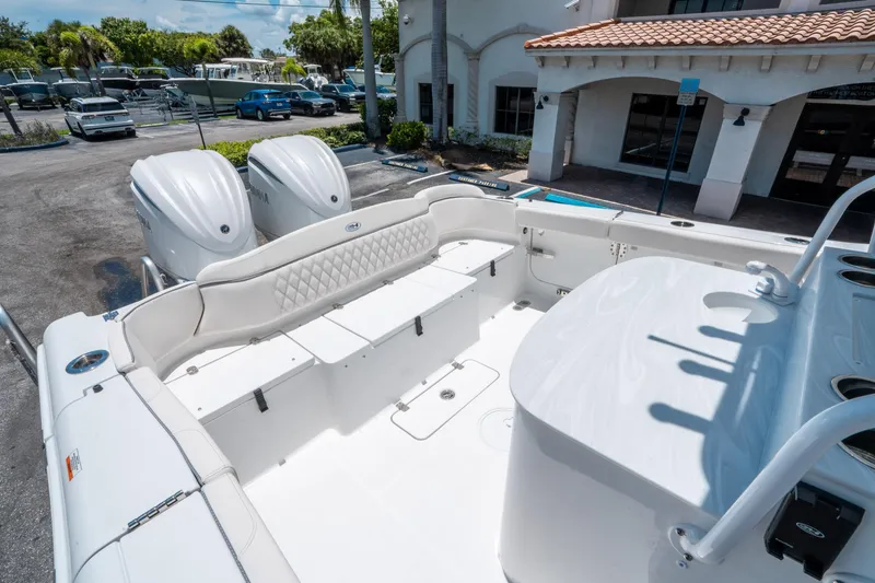 Slide: The Image of Sea Hunt Ultra 305 SE 2026 - 11