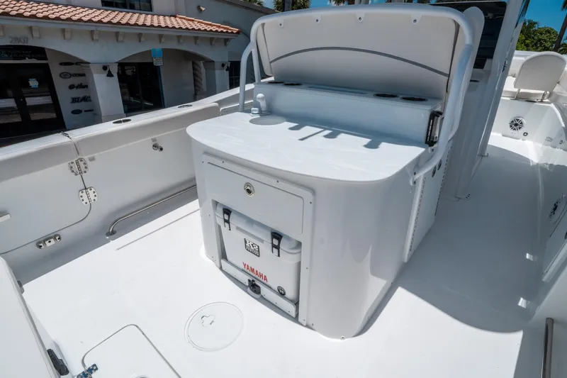 Slide: The Image of Sea Hunt Ultra 305 SE 2026 - 13