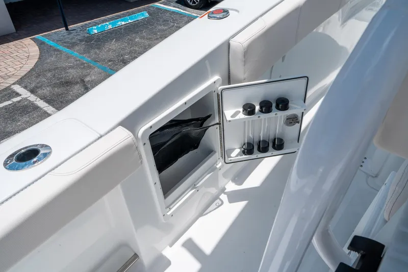 Slide: The Image of Sea Hunt Ultra 305 SE 2026 - 18