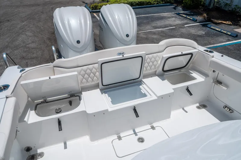 Slide: The Image of Sea Hunt Ultra 305 SE 2026 - 12