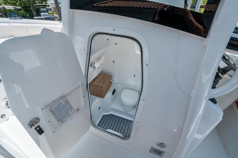 Slide: The Image of Sea Hunt Ultra 305 SE 2026 - 23