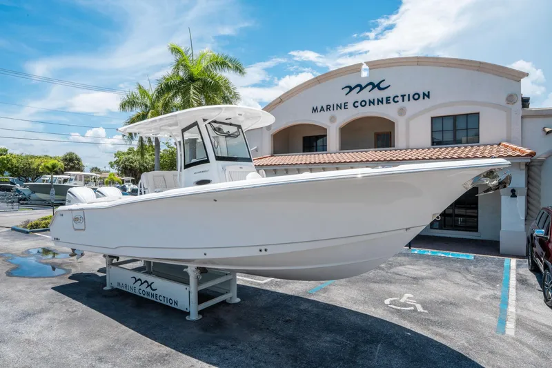 Slide: The Image of Sea Hunt Ultra 305 SE 2026 - 8