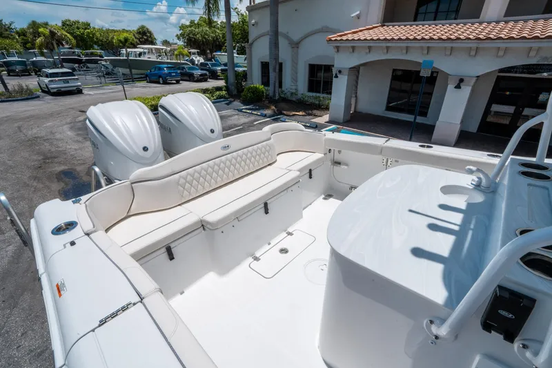 Slide: The Image of Sea Hunt Ultra 305 SE 2026 - 10