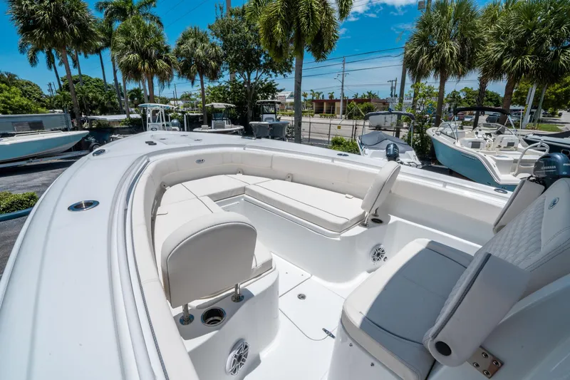 Slide: The Image of Sea Hunt Ultra 305 SE 2026 - 24