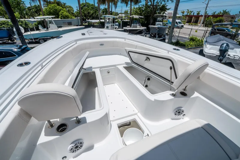 Slide: The Image of Sea Hunt Ultra 305 SE 2026 - 28