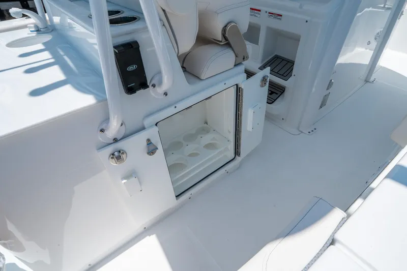 Slide: The Image of Sea Hunt Ultra 305 SE 2026 - 15