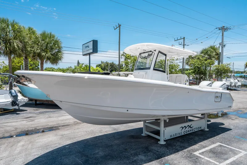 Slide: The Image of Sea Hunt Ultra 305 SE 2026 - 6