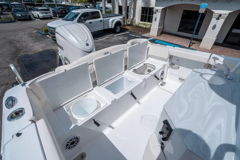 Slide: The Image of Sea Hunt Ultra 255 SE 2026 - 12