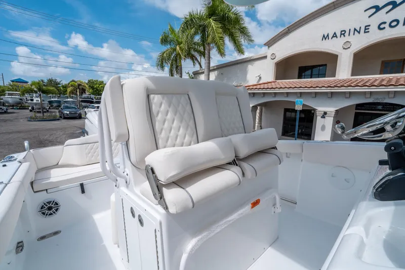 Slide: The Image of Sea Hunt Ultra 255 SE 2026 - 19