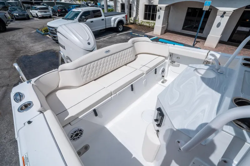 Slide: The Image of Sea Hunt Ultra 255 SE 2026 - 10