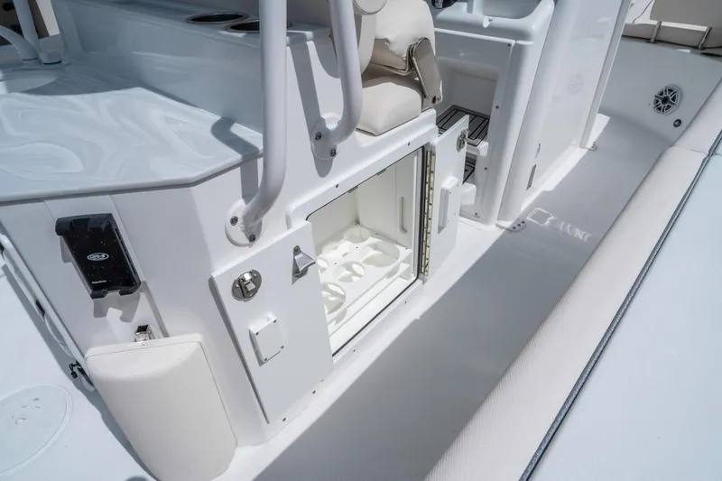 Slide: The Image of Sea Hunt Ultra 255 SE 2026 - 14