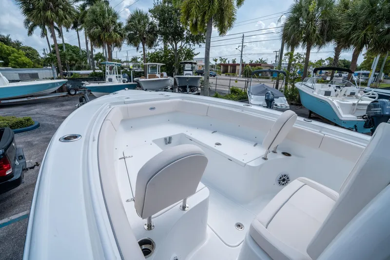 Slide: The Image of Sea Hunt Ultra 255 SE 2026 - 23