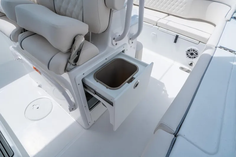 Slide: The Image of Sea Hunt Ultra 255 SE 2026 - 15