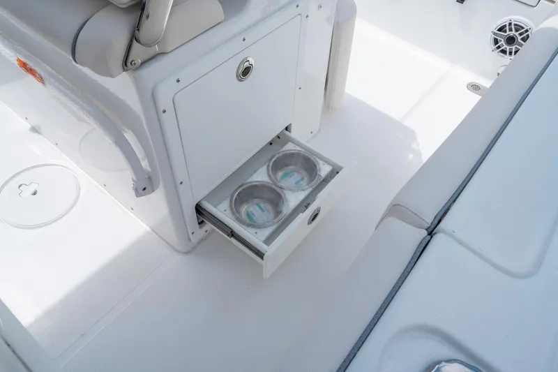 Slide: The Image of Sea Hunt Ultra 255 SE 2026 - 16