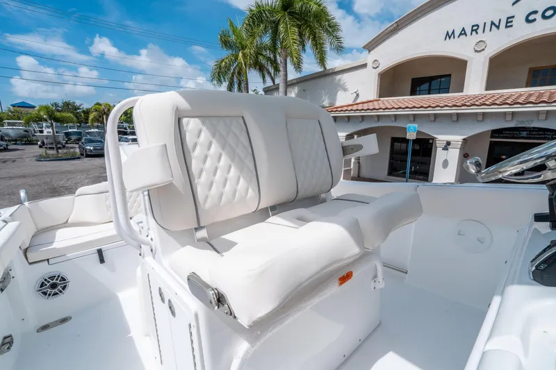 Slide: The Image of Sea Hunt Ultra 255 SE 2026 - 20