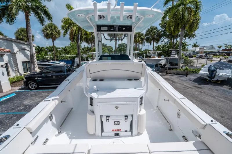 Slide: The Image of Sea Hunt Ultra 255 SE 2026 - 9