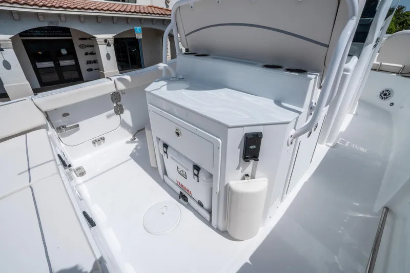 Slide: The Image of Sea Hunt Ultra 255 SE 2026 - 13