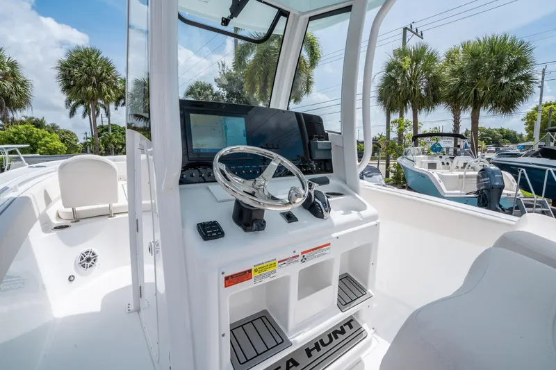 Slide: The Image of Sea Hunt Ultra 255 SE 2026 - 18