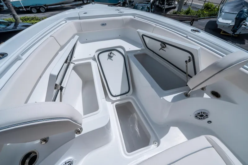 Slide: The Image of Sea Hunt Ultra 255 SE 2026 - 24