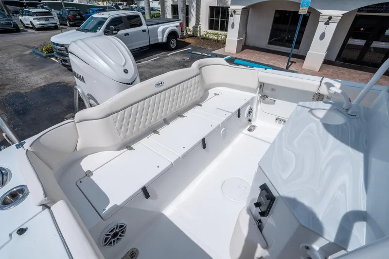 Slide: The Image of Sea Hunt Ultra 255 SE 2026 - 11