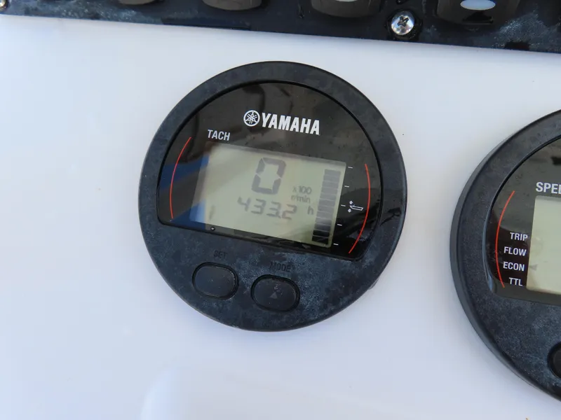 Slide: The Image of Yamaha tachometer on 2016 Sea Hunt Ultra 234 boat, displaying 433.2 hours. - 28